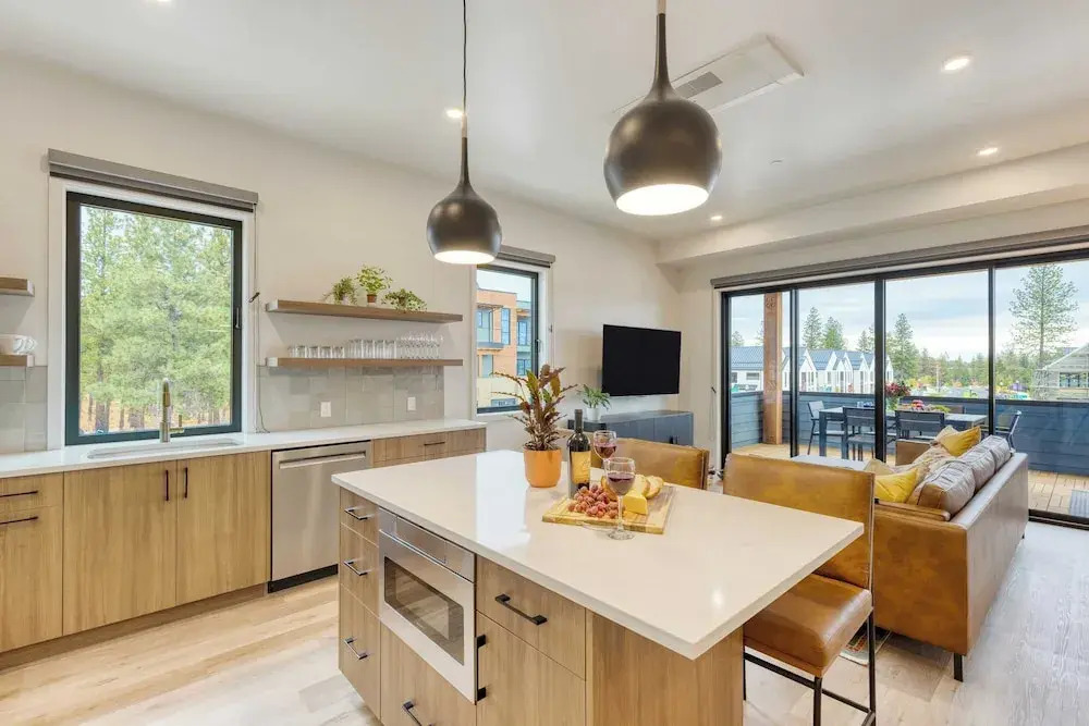 2 Units Deck, Hot Tub, Minutes to Old Bend 1212 Skyline Ranch by Avantstay