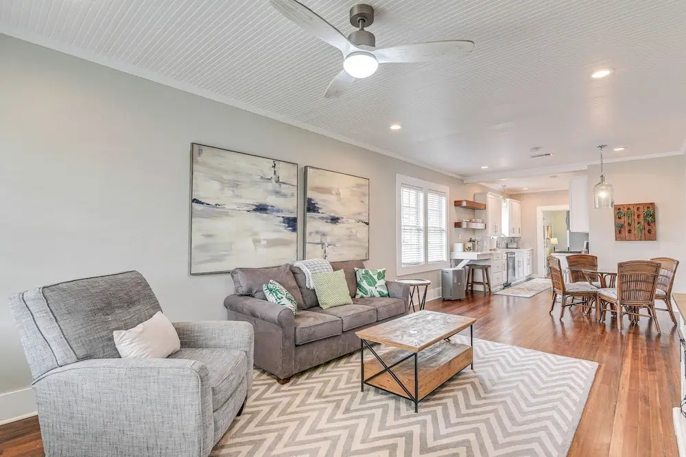 4 Mi to Moody Gardens: Sleek Home w/ Deck & Yard!