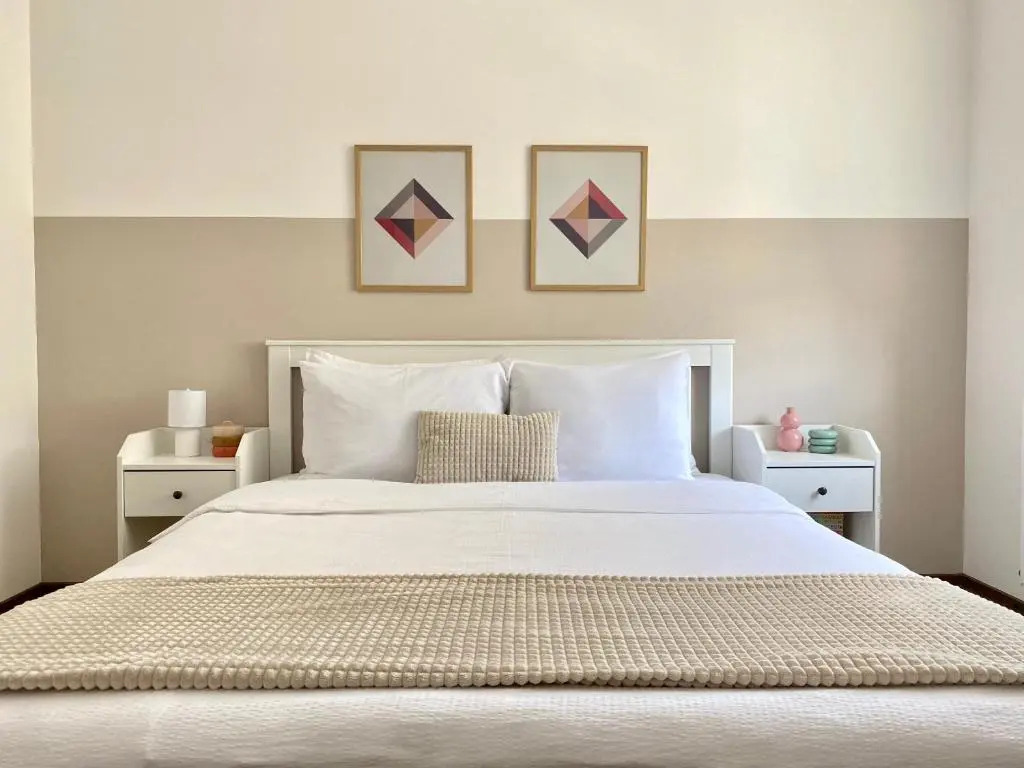 Wanderlust Home Cream, Rasnov Apt for 4, Wifi and Free Parking