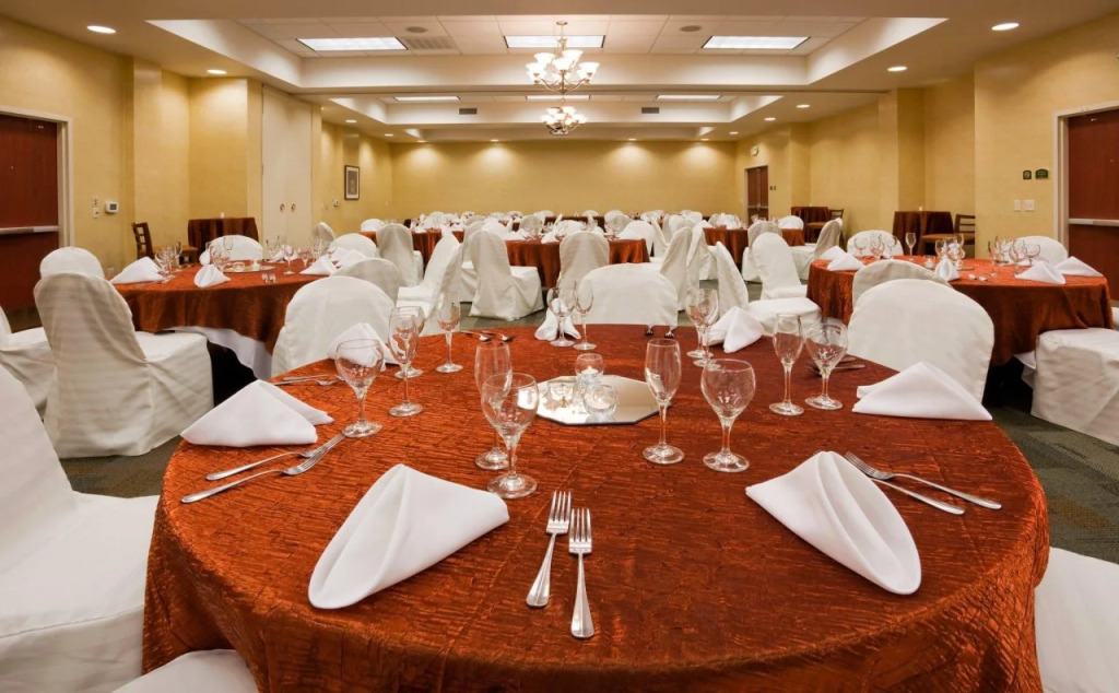 Holiday Inn Madison at The American Center by IHG