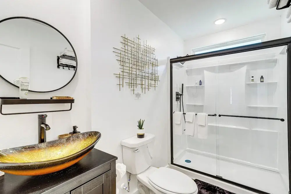 3 Mi to NRG Stadium: Sleek Houston Retreat!