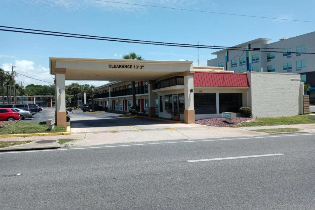 Hole Inn the Wall Hotel - Fort Walton Beach - Sunset Plaza - nearby Beaches & Hurlburt