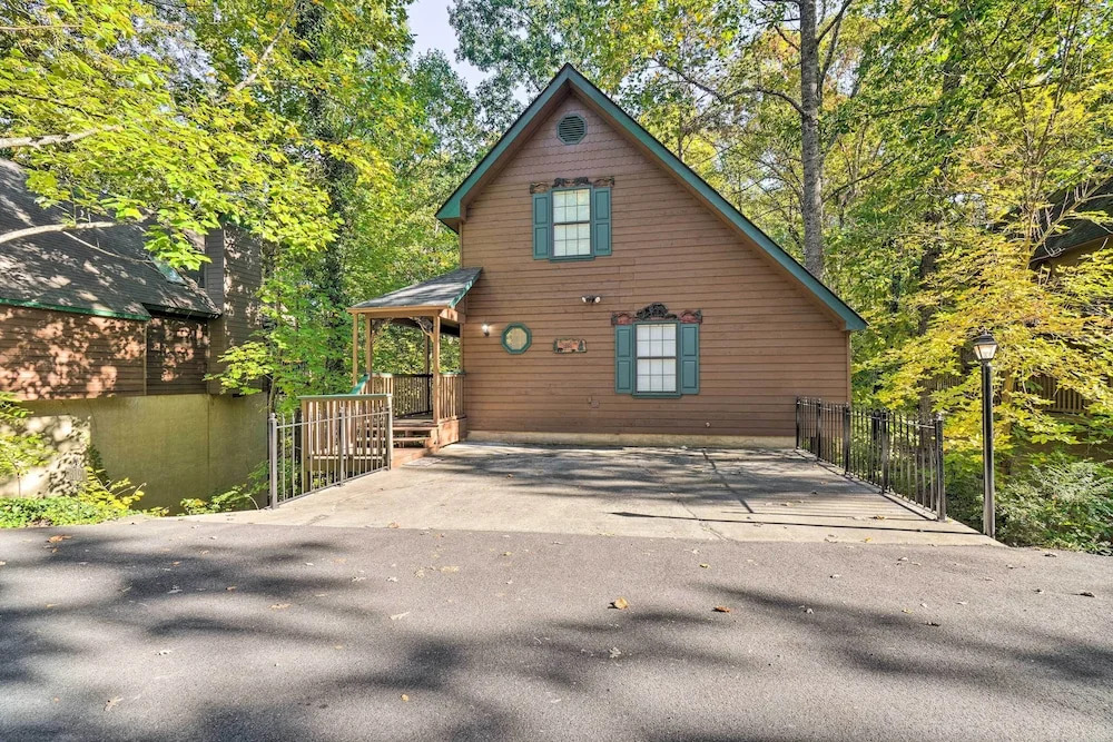Picturesque Pigeon Forge Cabin w/ Mountain Views