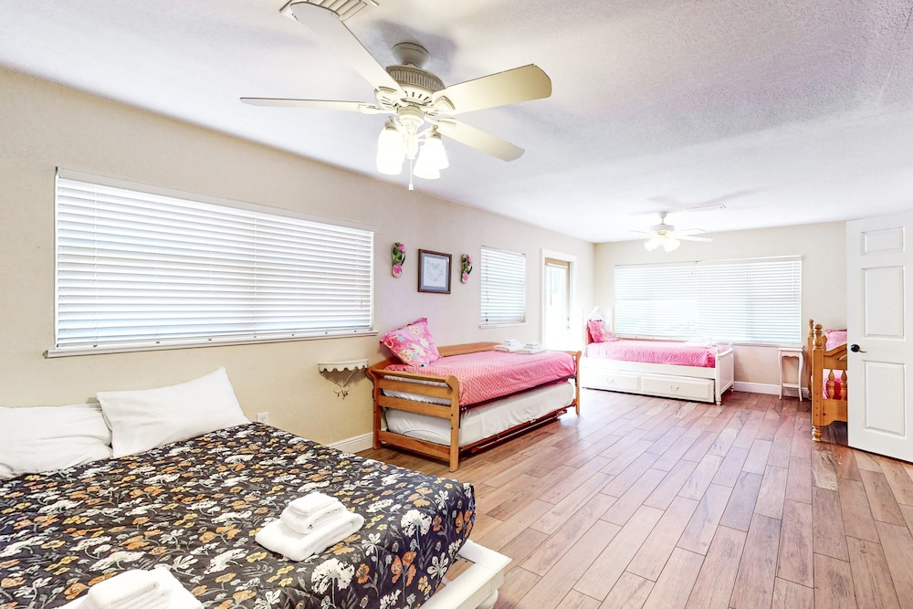 Dog-friendly Lakefront Home With Private Dock & Beach - Snowbirds Welcome