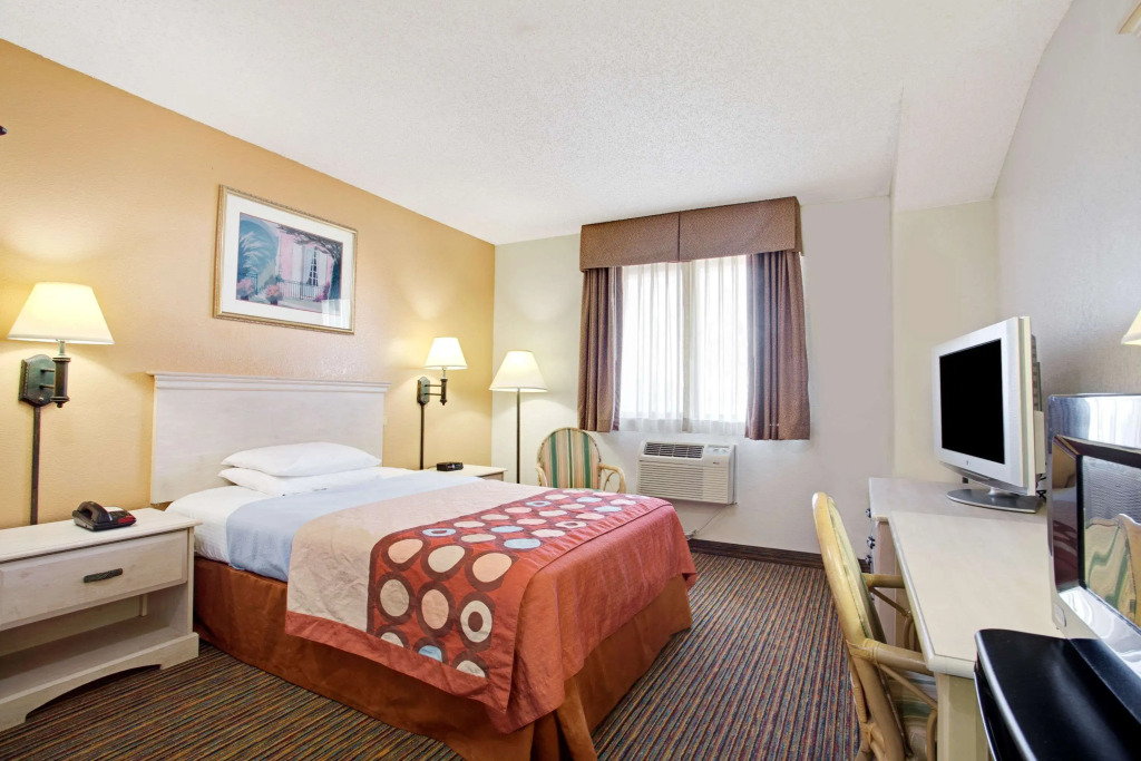 Super8 by Wyndham NEARBY Clearwater St Petersburg International Airport