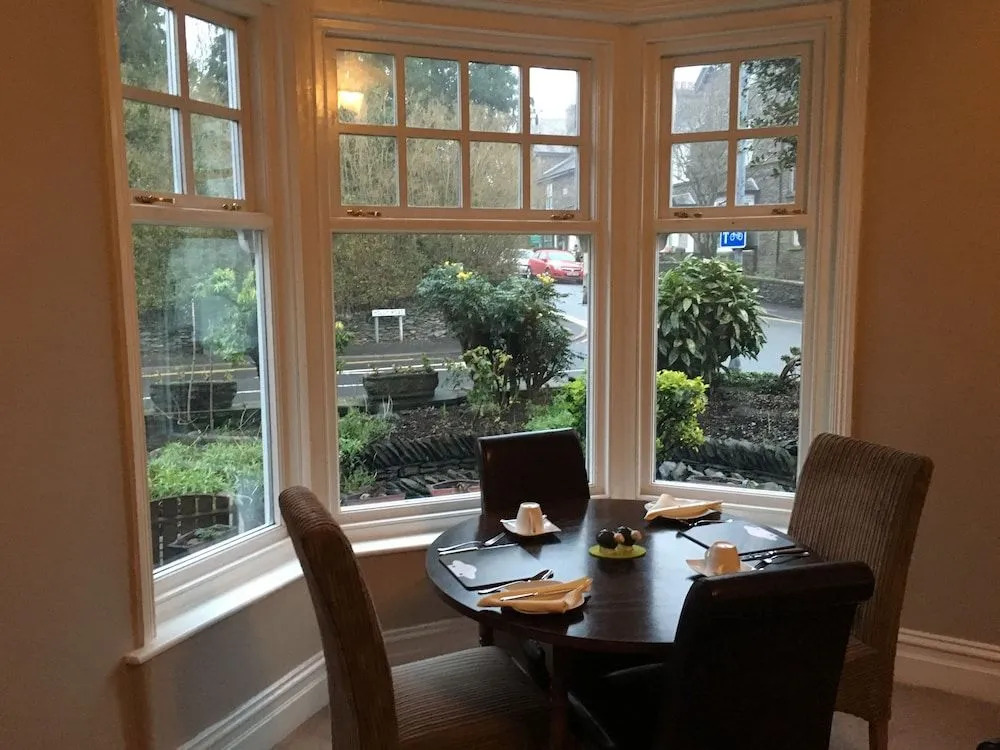 Holly-Wood Guest House
