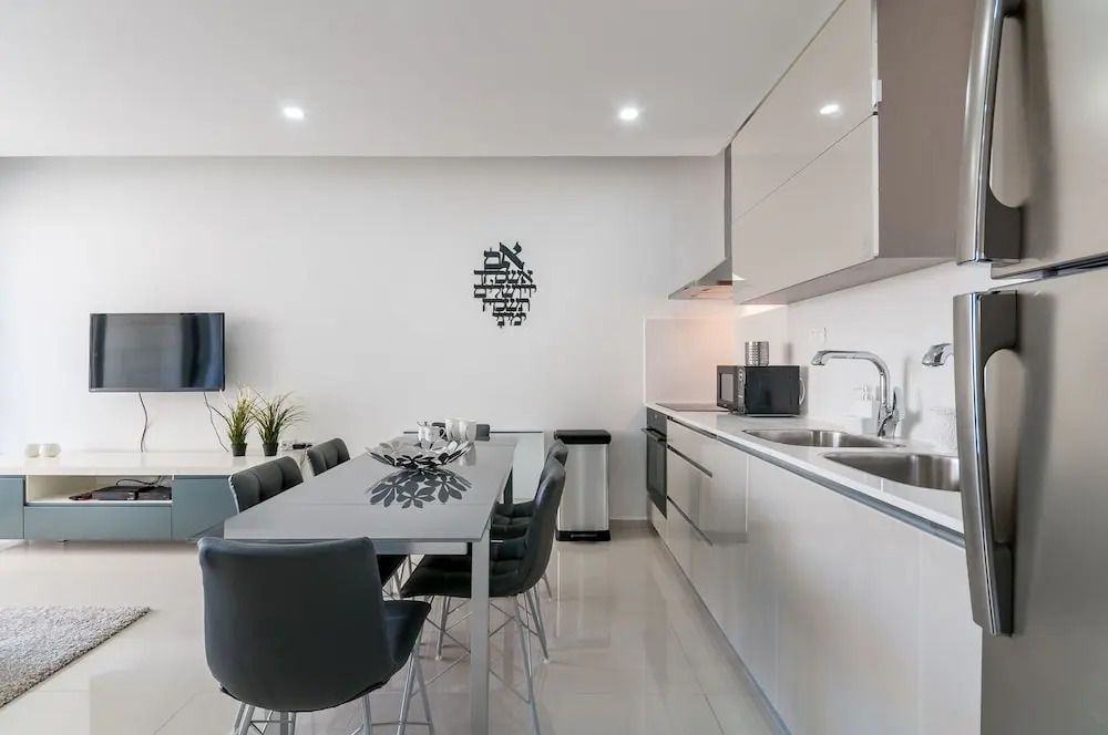 Best Location New Apt Full Amenities