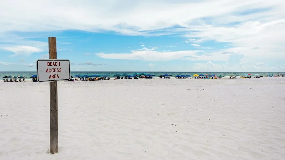 1st Floor, Walkable to Dining, Shopping, Beach - Sleeps 6