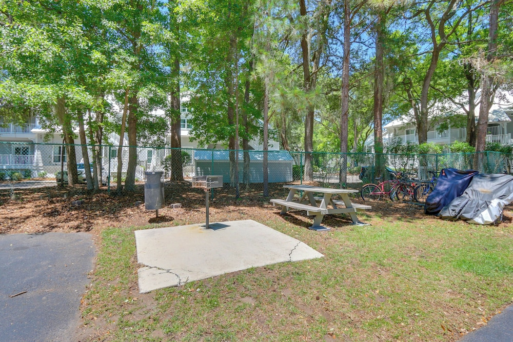 Balcony, Beach & Pool Access: Hilton Head Condo!