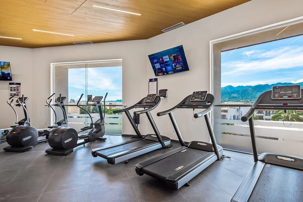 Luxury Oceanfront Apartment With Private Balcony, Rooftop Pool & gym Access