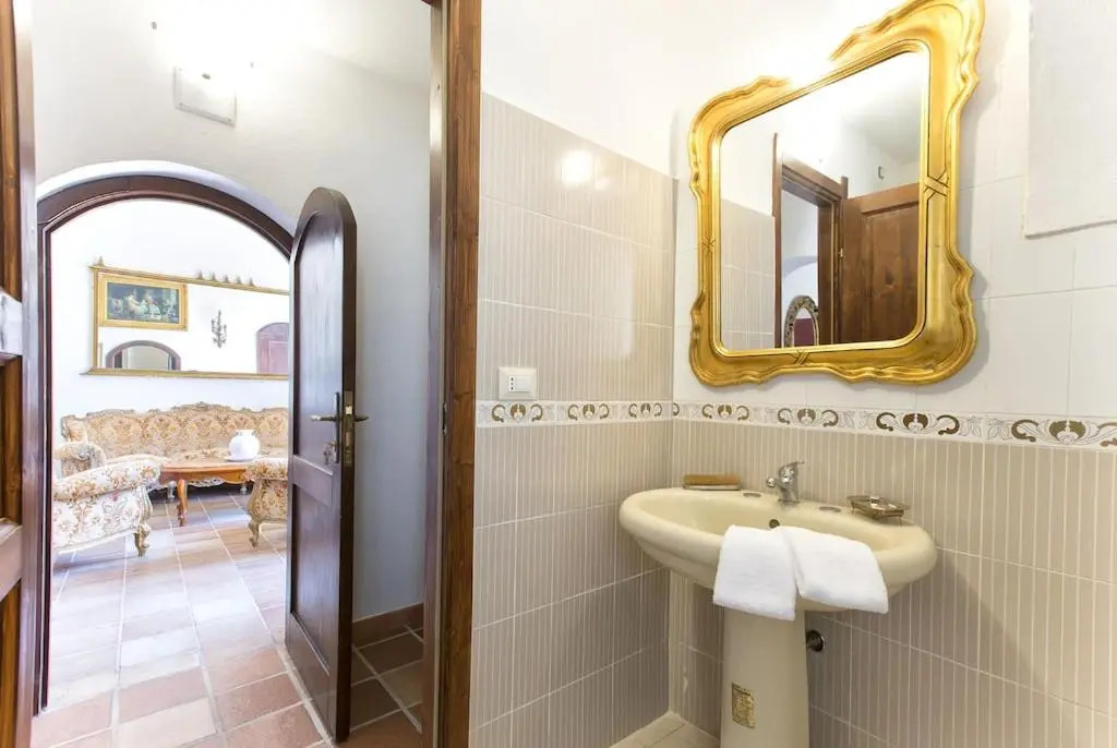Restored Historic Mansion Paterno with Exclusive Pool, Wifi and AC for 20 people