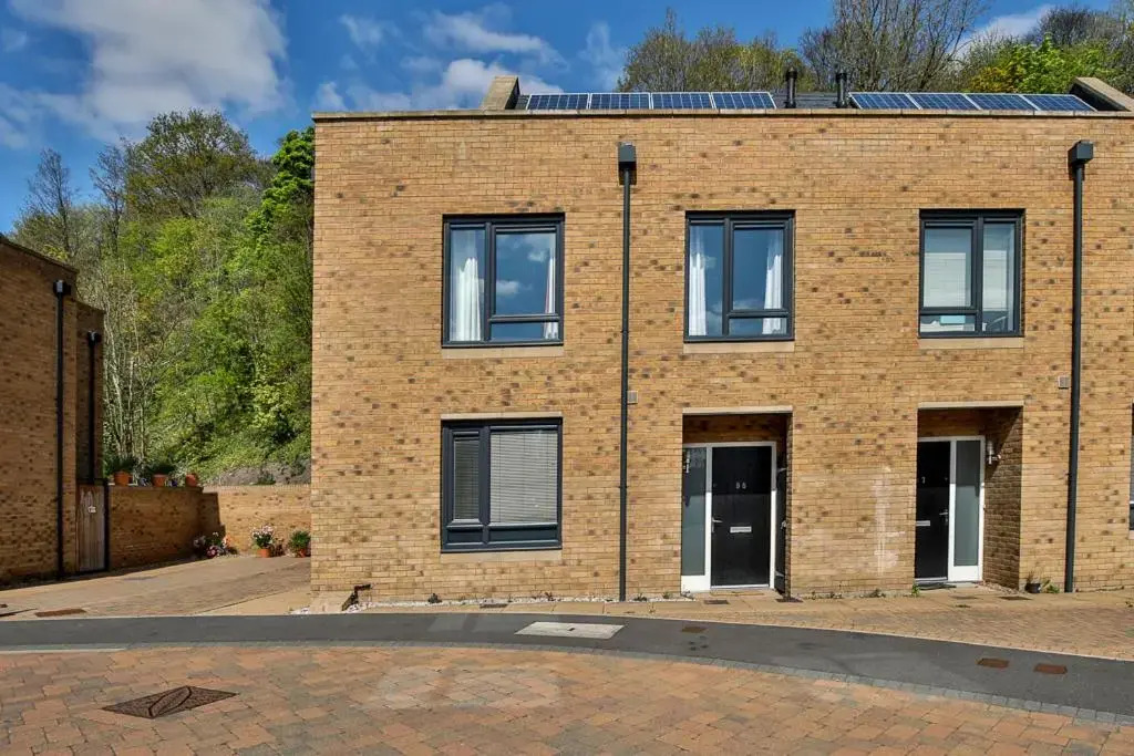 Exclusive - Stunning City Centre House! Parking