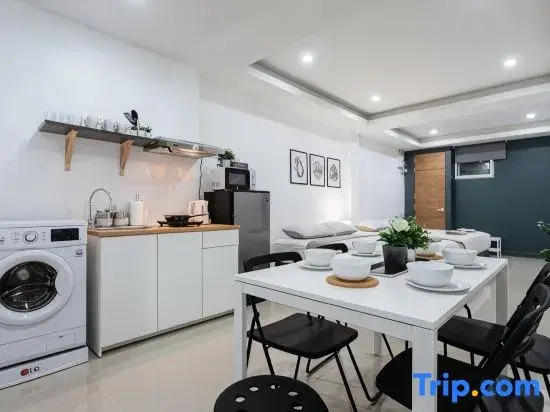 P1 Silom Pan large room full kitchen WIFI 4-6pax