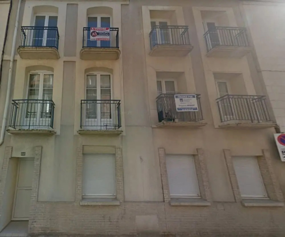 L établissement LA PLAGE A 2 PAS vous propose, 3 Appartements DEUX chambres, 1 appartement une pièce avec CLIMATISEUR , Netflix, lits faits à votre arrivée, serviettes de toilette, Ménage, Wifi, en hyper centre ,Plage à 100m, BOX à Vélos