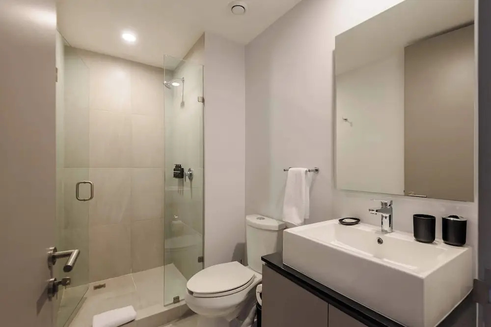 w Deluxe 3BR w Balcony in Interlomas