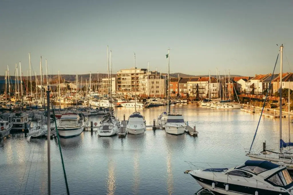 Silver Strand - modern 3-bed with water views & 3 bathrooms!