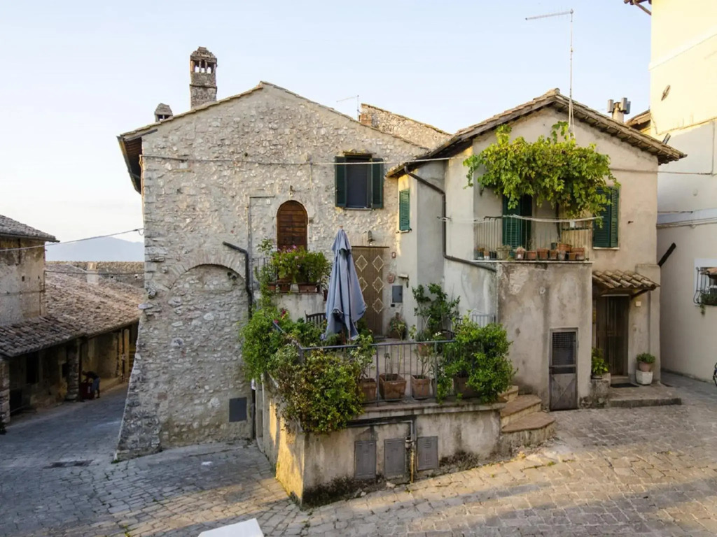 Casa Della Torre In Borgo Medievale