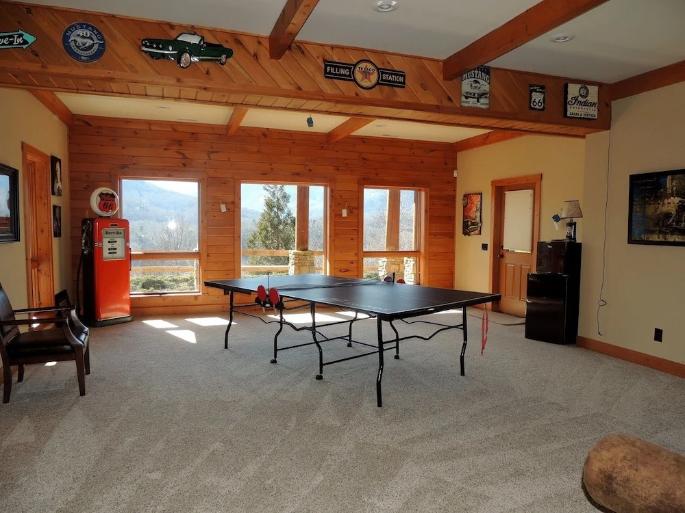 Bear Foot Lodge 4 Bedrooms 4.5 Bathrooms Cabin