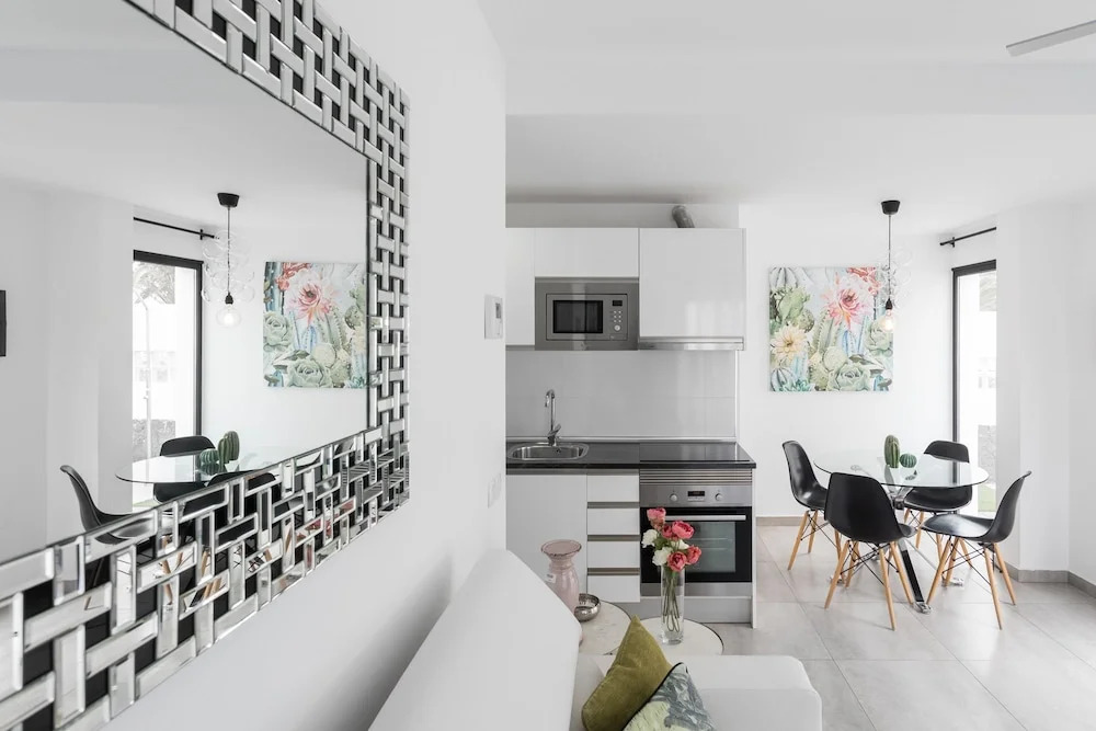 Urban Chill House with Terrace, BBQ & Wifi in the centre by Holidays Home