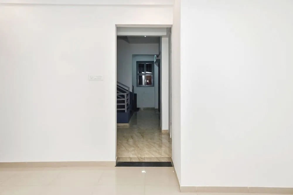 OYO Flagship 30317 The Address