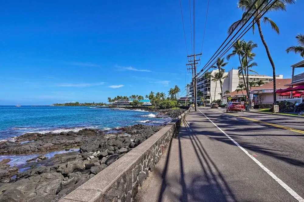 Kona Condo w/ View, Walk to Beach & Restaurants