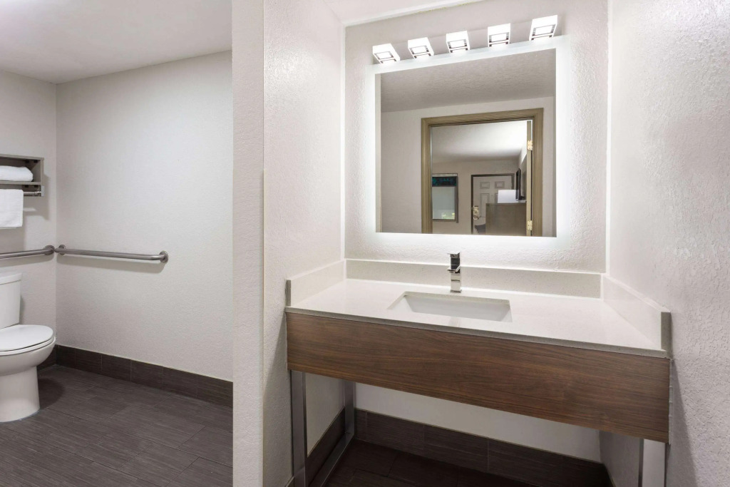 Super 8 by Wyndham Prattville Montgomery