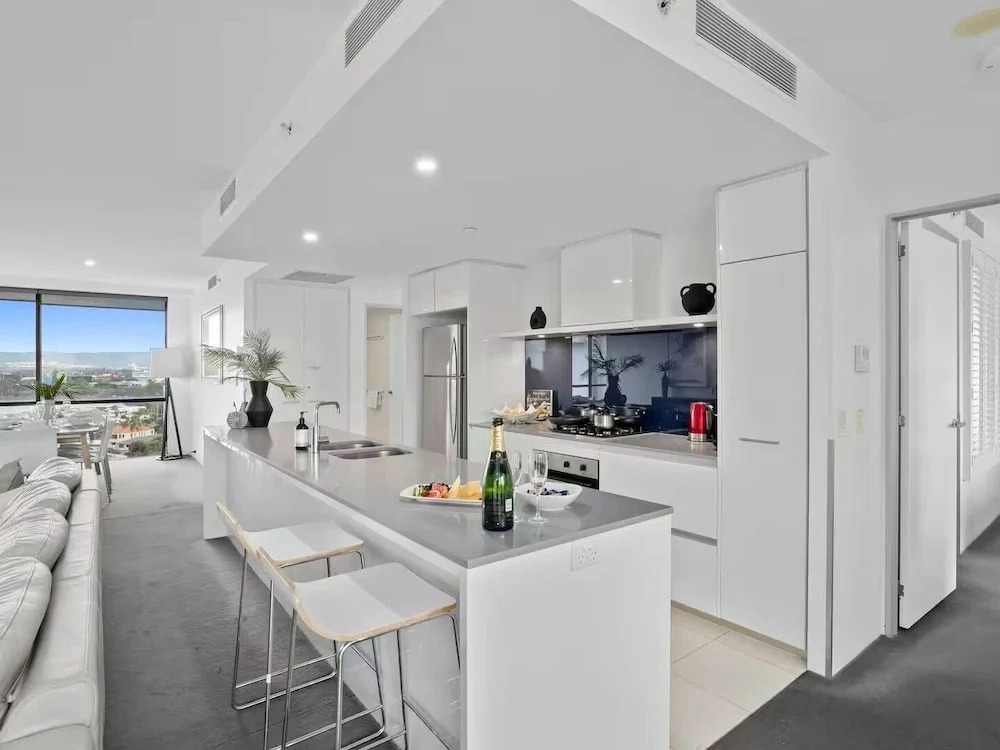 Scenic View 2 Bedroom Apartment - Pools, Gym and Secure Parking