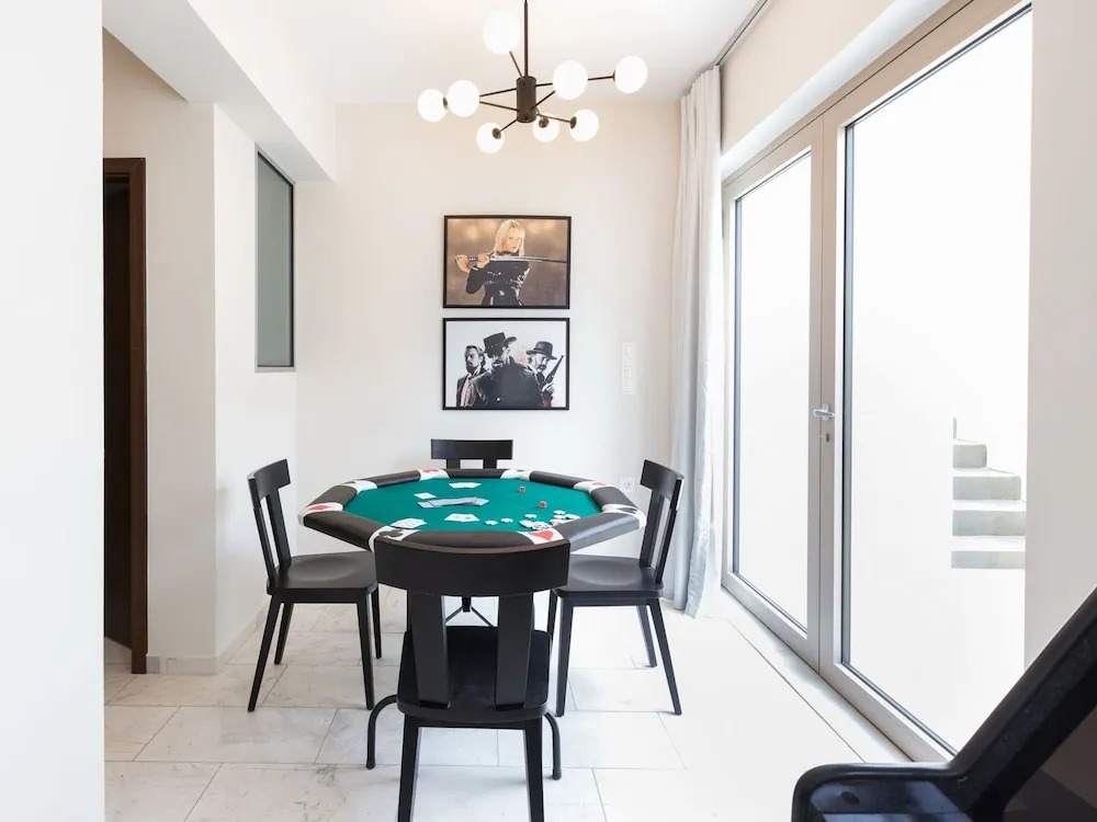 Luxury Villa With Private Heated Pool, Childrens Fenced Area, Near the Beach & the Town