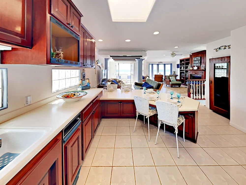 918 N The Strand Home 3 Bedrooms 3 Bathrooms Home