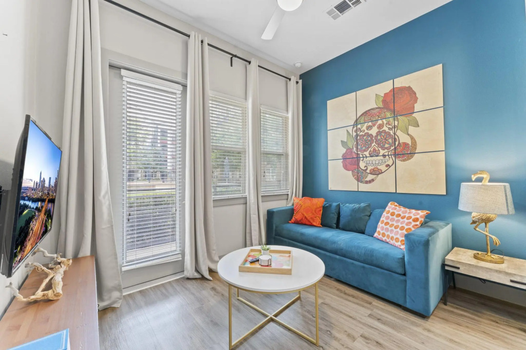 Modern & Chic 1BR Luxury Apts Close to Downtown & Airport