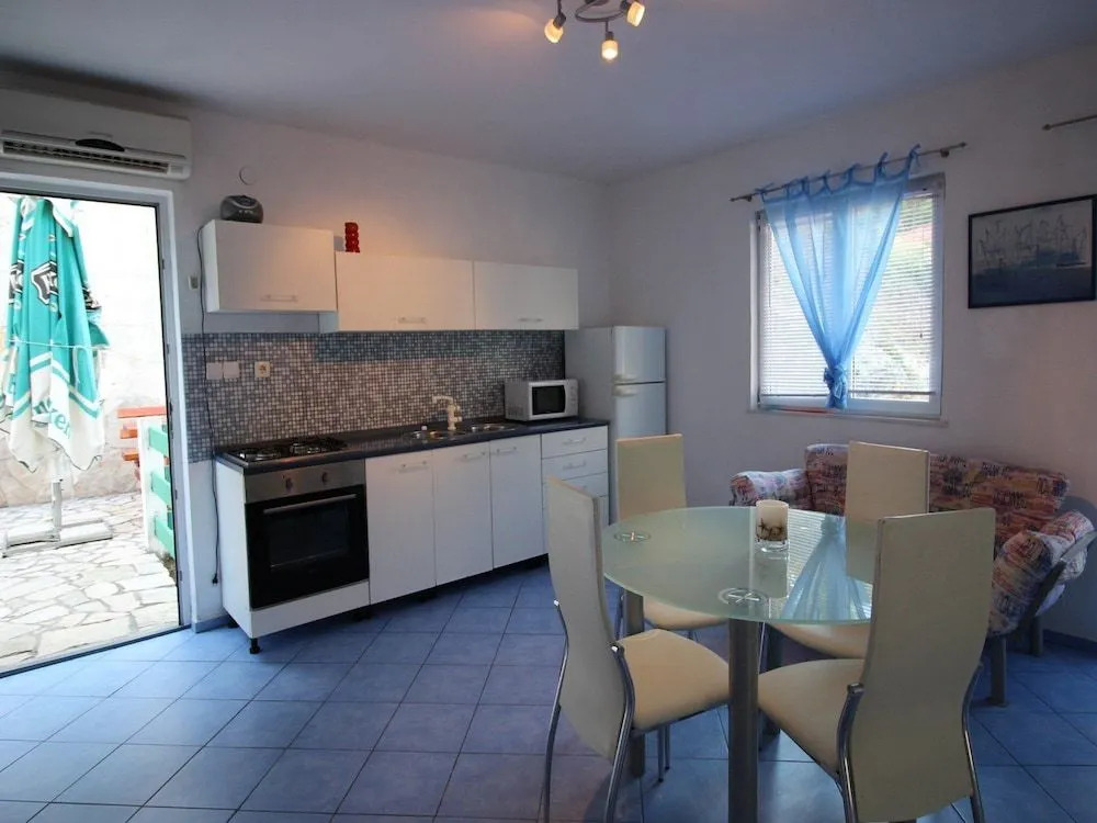 Apartments Roza 1-2
