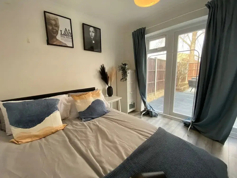 Host Stay Cotman Close