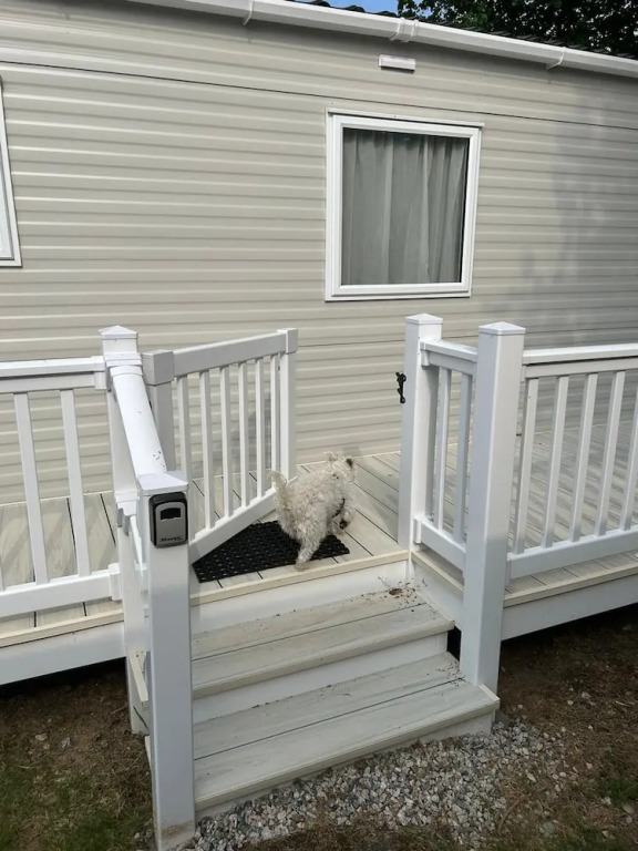 Caravansleeps4-beachfront-garden-patio