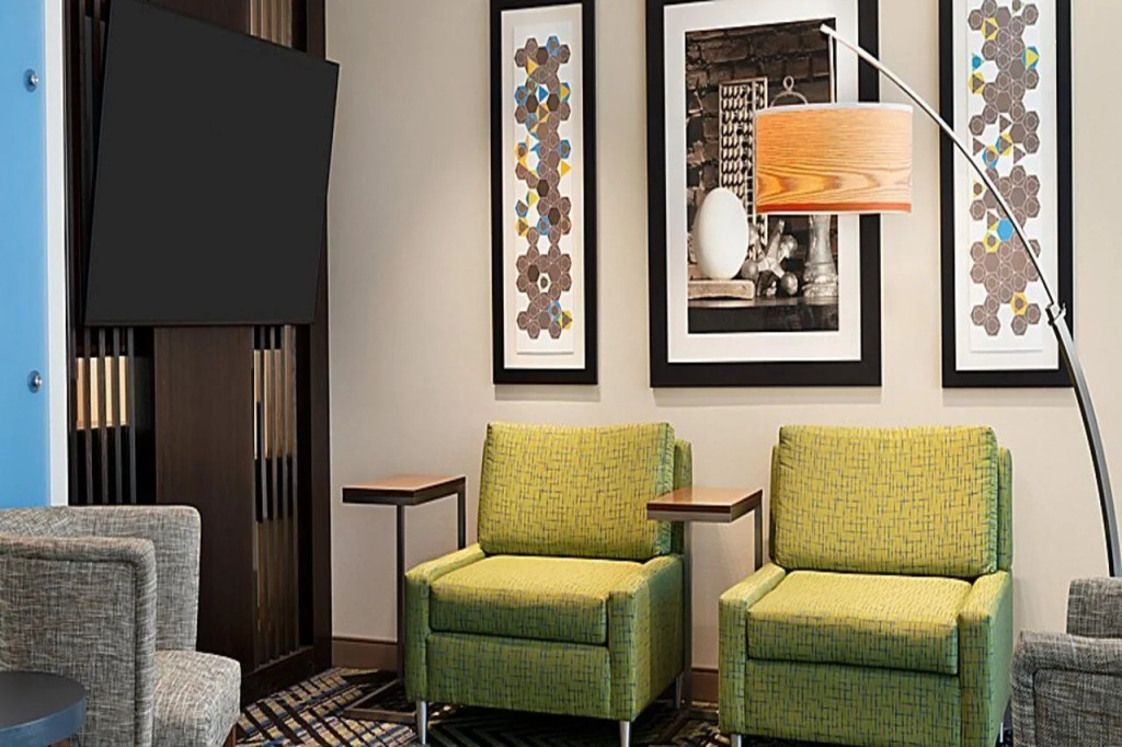 Holiday Inn Express & Suites - Beaver Dam by IHG