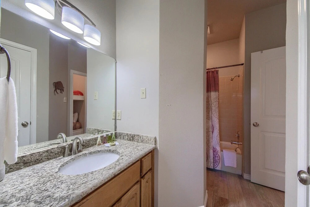 Tube-alicious! SS 2B 1 Bedroom 1 Bathroom Condo