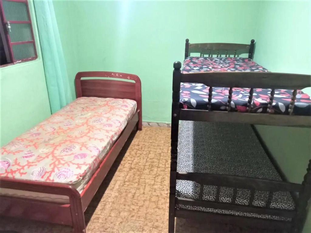 Aconchegante Casa em Ubatuba com MESA DE BILHAR para Temporada com 3 quartos, sendo 1 suíte com ar condicionado.