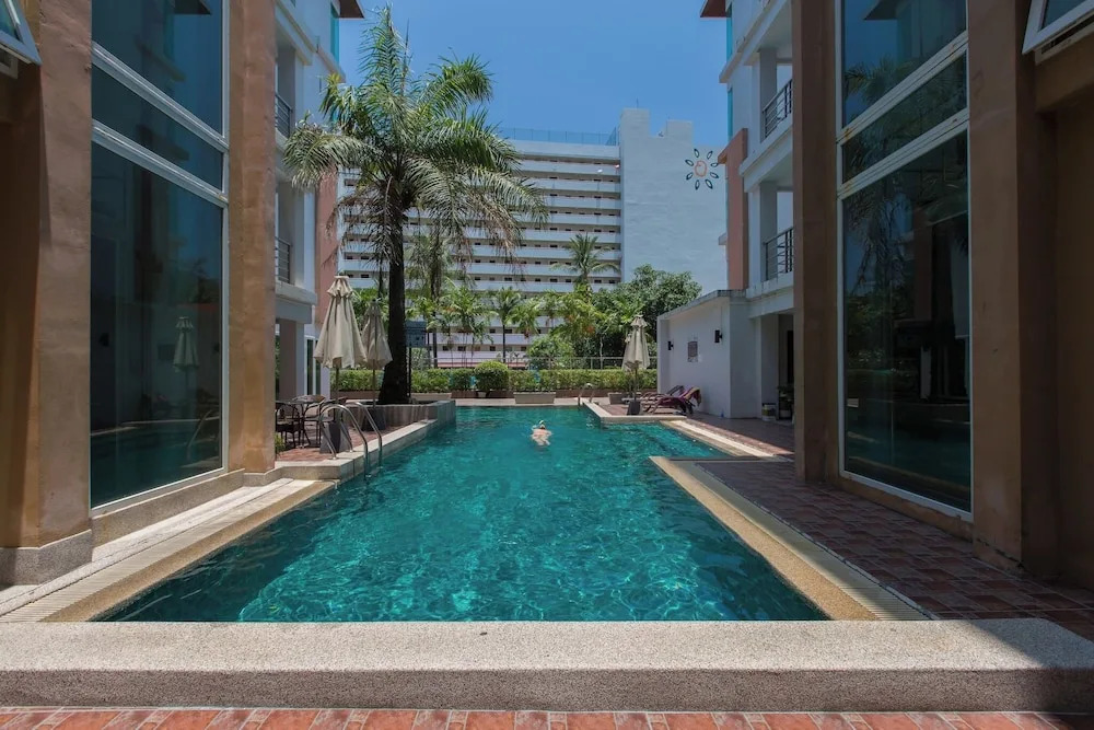 6-18 - 3 Bdr Spacious Penthouse With Shared Pool