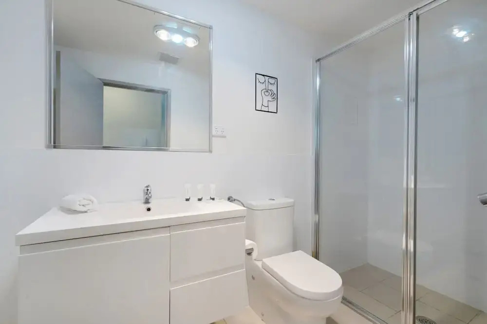 Elegant 2-bed Apartment With Balcony