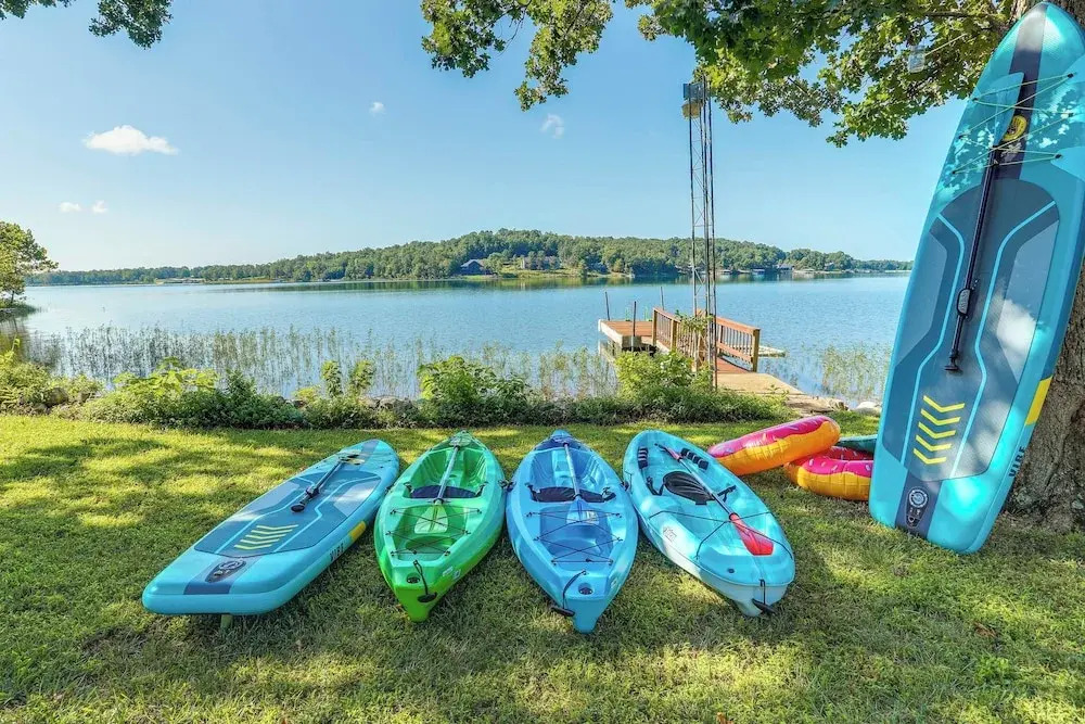 Lakefront Arkansas Escape w/ Grill, Dock & Kayaks!