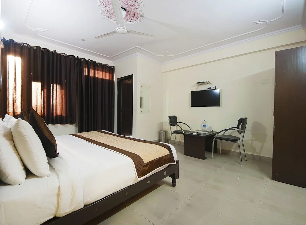 OYO 28126 Charanpahari Hotel