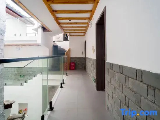 Yuanshe Muyun Ge Homestay (Phoenix Ancient City Nanhua Li Tourist Center Branch)