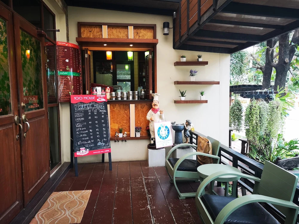100 House Hotel