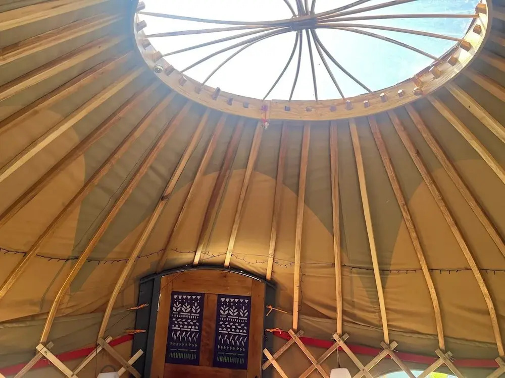 Spacious Yurt - Sleeps 2 -river and Mountain View
