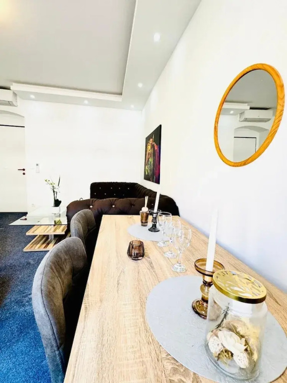 Private Rooms in Spacious 7-Bedroom Apartment, Prime Location
