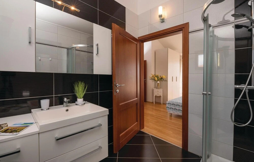 Nice Home in Tar with Hot Tub, WiFi & 4 Bedrooms