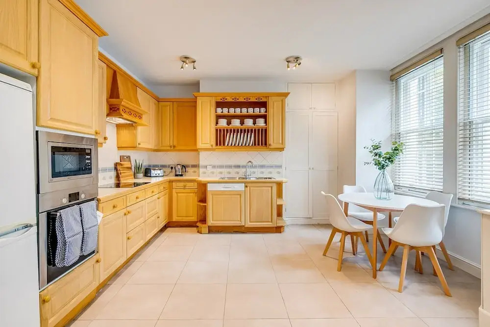 Belgravia - Charming Spacious 4 Bed Home for 9
