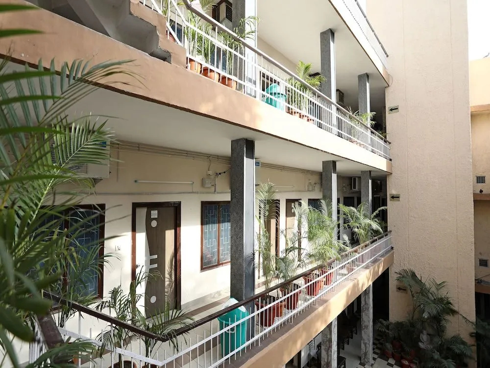 OYO 11937 Hotel Meedo