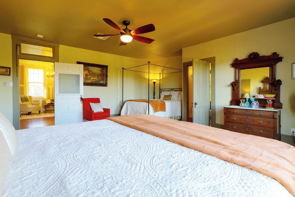 1906 Haus Stay for 13 With Pool-hot Tub