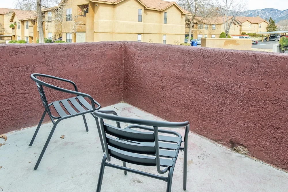 2 Bedroom Apartment w/ Pool, Balcony & WiFi by Frontdesk