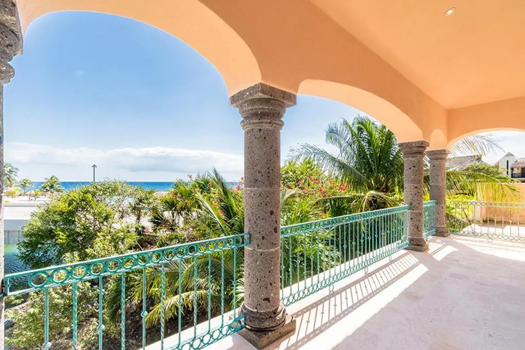 Lagoon & Beach Steps Away 5-bdrm Villa Elegancia